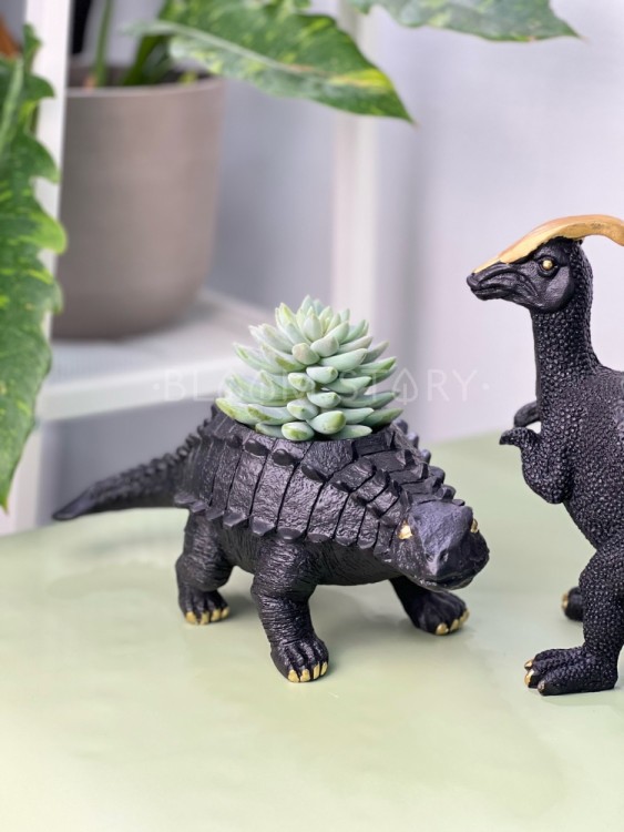 Динозавр с суккулентом 
